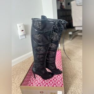 Womens boots size 8, brand Privileged